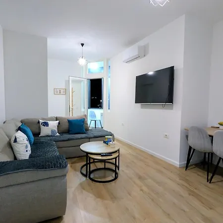 Cozy With Free Parking And Mountain View Apartman